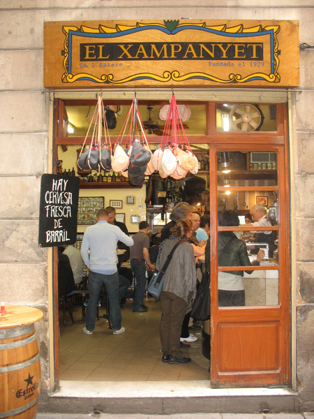 Dining in El Born Barcelona: El Xampanyet