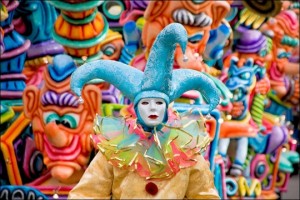 锡切斯狂欢节，缤纷的游行和面具
