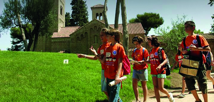 Les enfants au Poble Espanyol à Barcelone