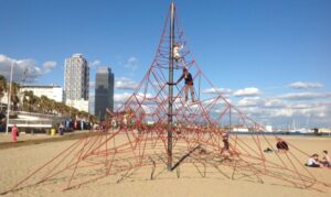 Enfants jouent dans une aire de jeu sur la plage