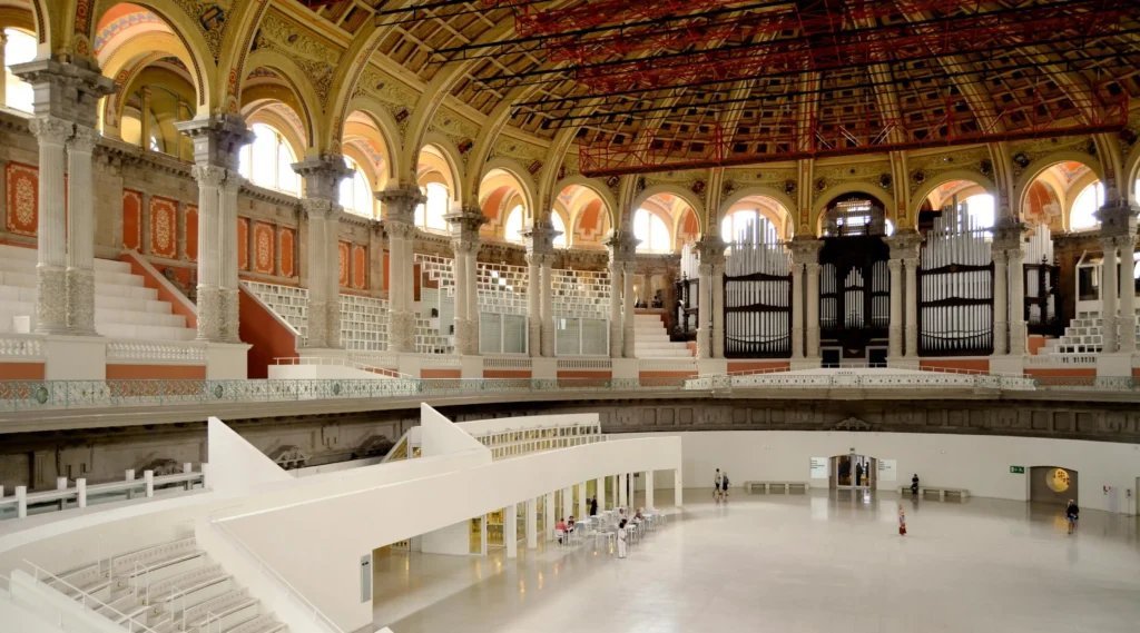 Vista del interior del Museo Nacional de Arte de Cataluña en Barcelona, con su cúpula decorada, columnas clásicas y el gran órgano central.