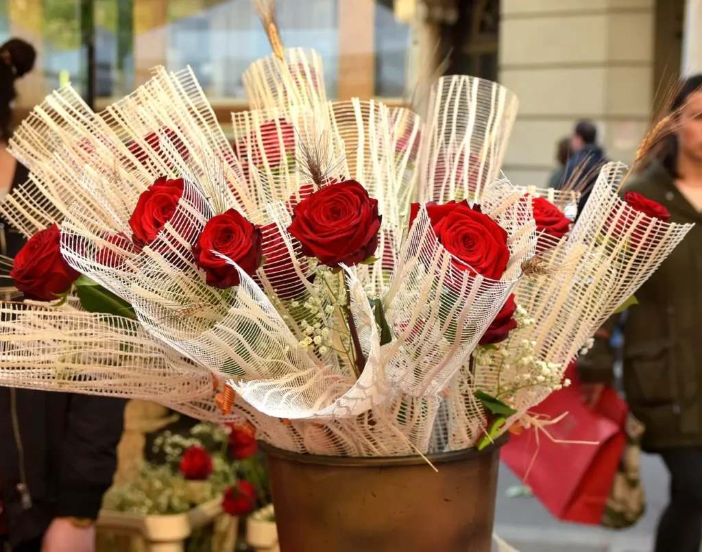Ramo de rosas rojas envuelto en papel decorativo blanco, tradicional en la celebración de Sant Jordi en Barcelona.