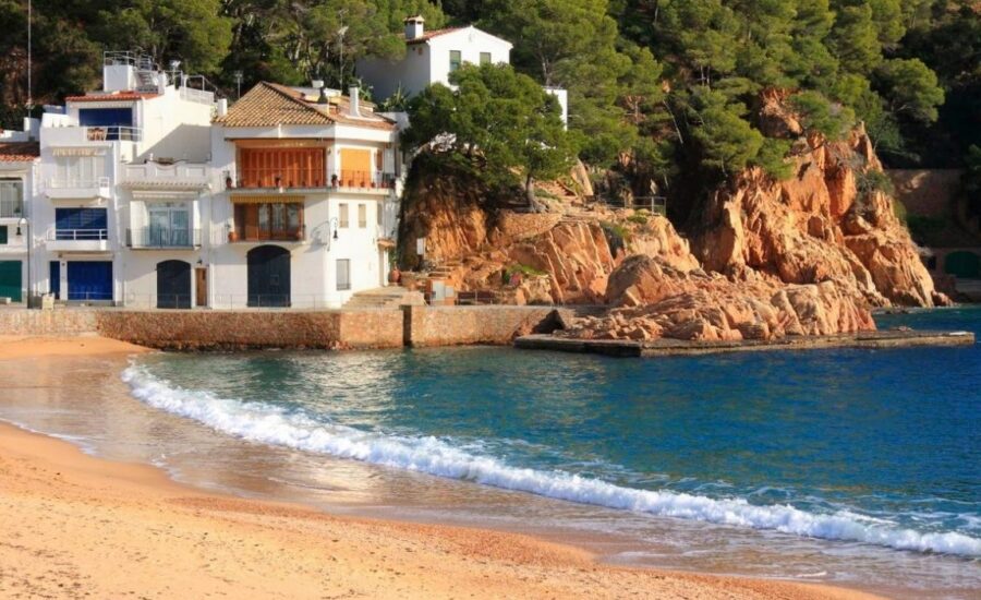 Descubriendo las Playas Ocultas de Cataluña: Calas y Calitas