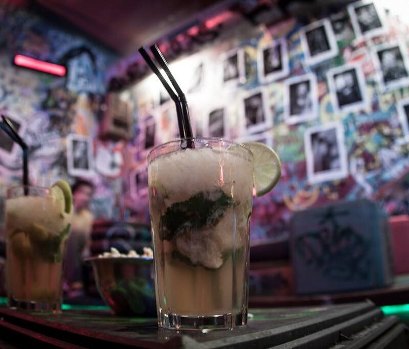 8 лучших тематических баров и ресторанов в Барселоне