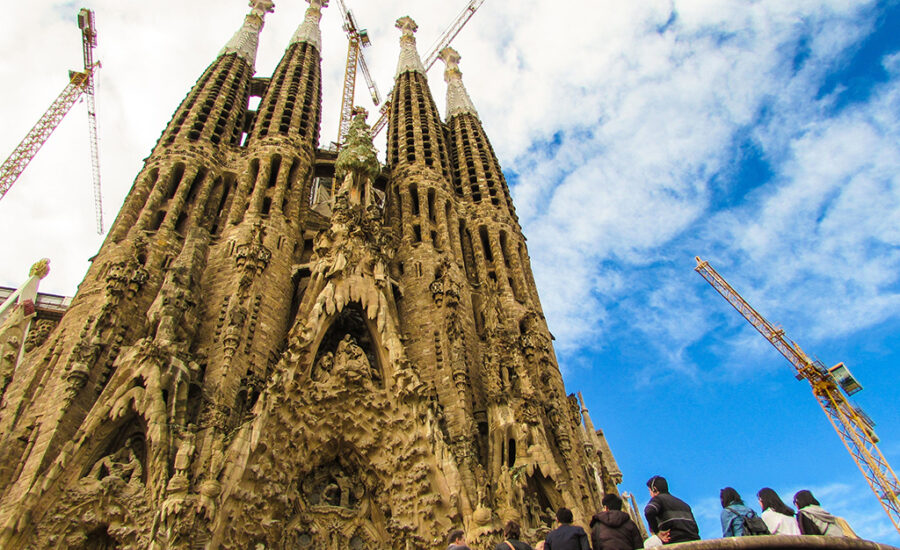 De Sagrada Familia Barcelona: geschiedenis, cultuur, design