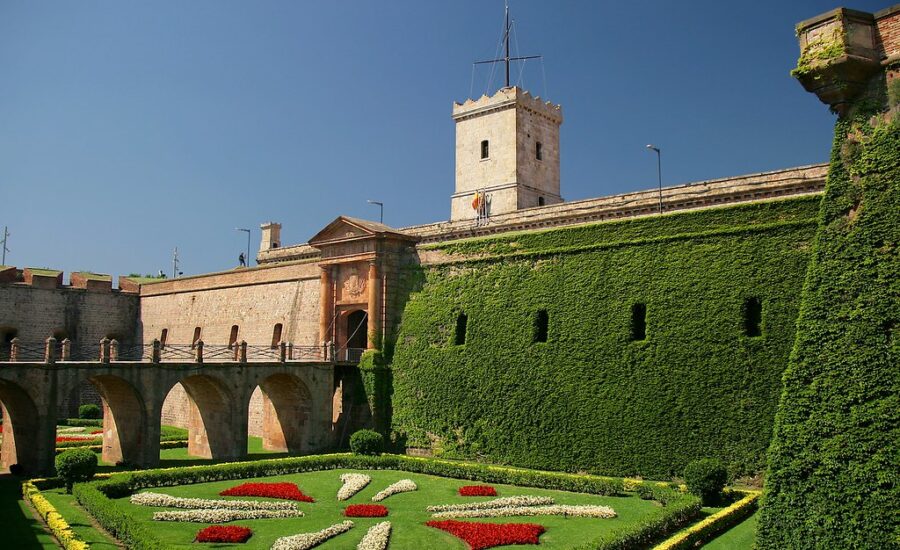 What is the history behind the Barcelona Montjuic Castle?