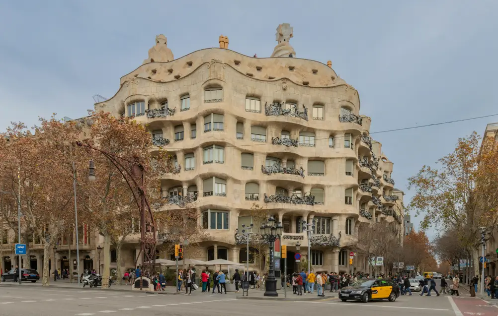 Fachada de la Casa Milà conocida como La Pedrera en Barcelona, con su arquitectura ondulada y balcones de hierro forjado diseñada por Antoni Gaudí