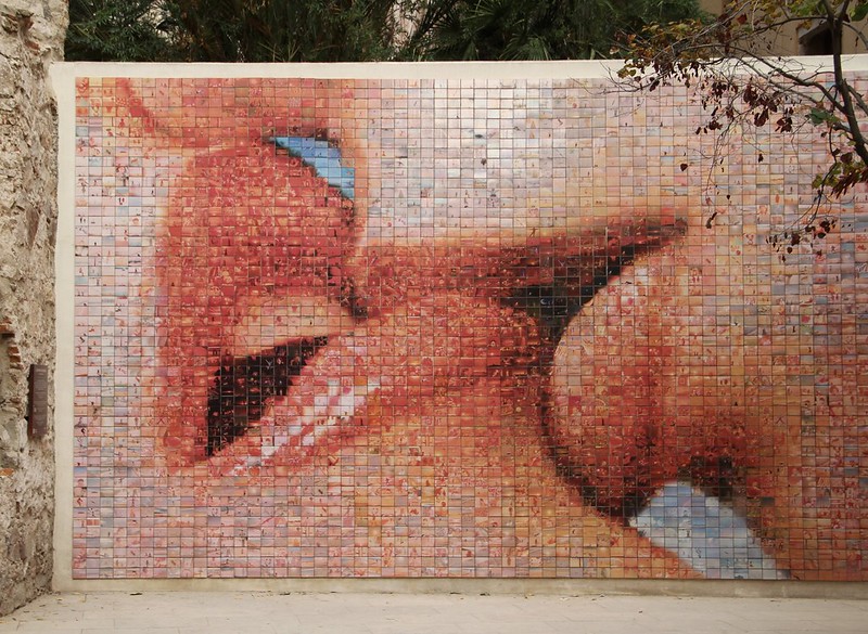 kiss wall