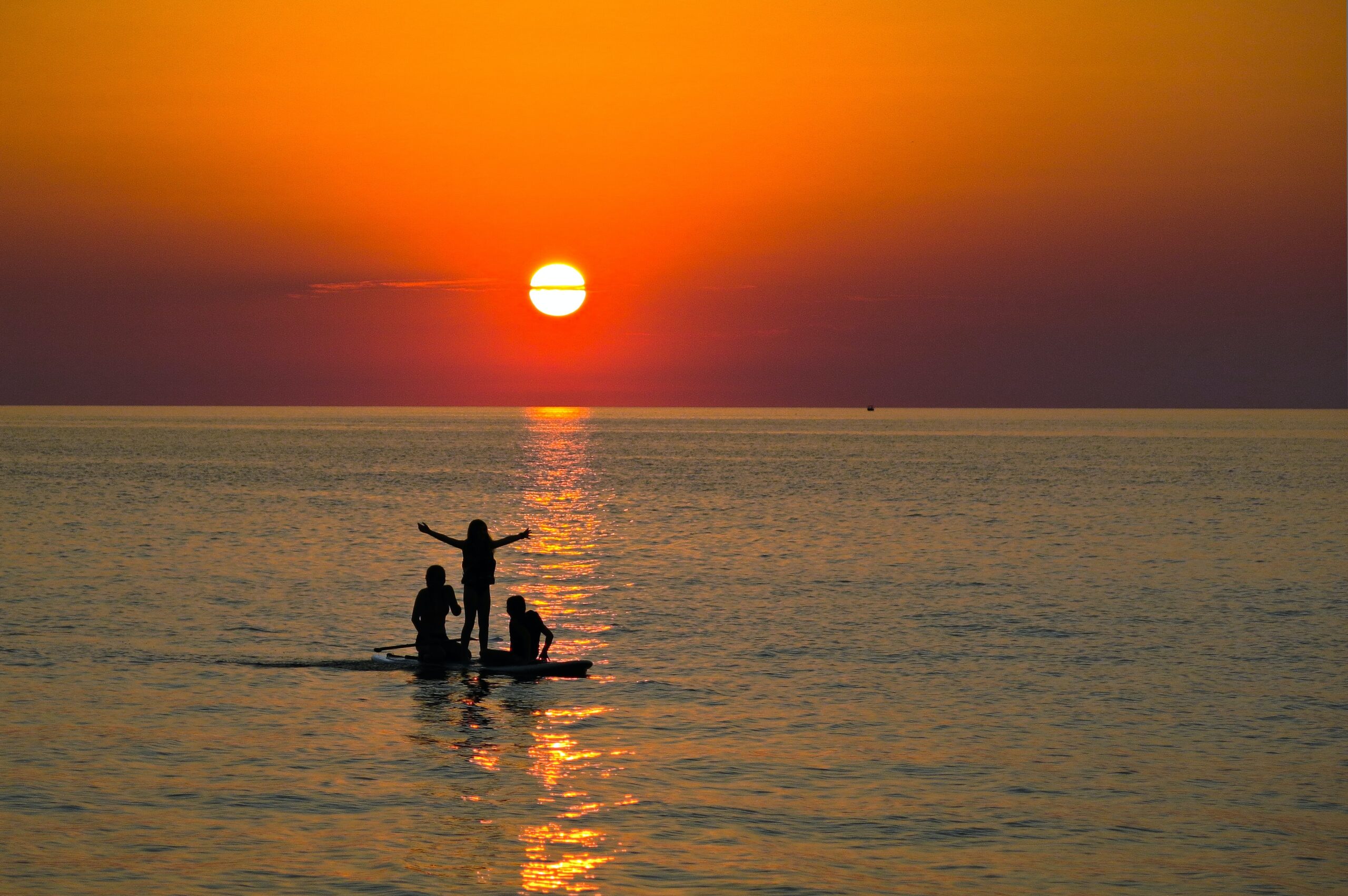 Sunrise-paddle-board