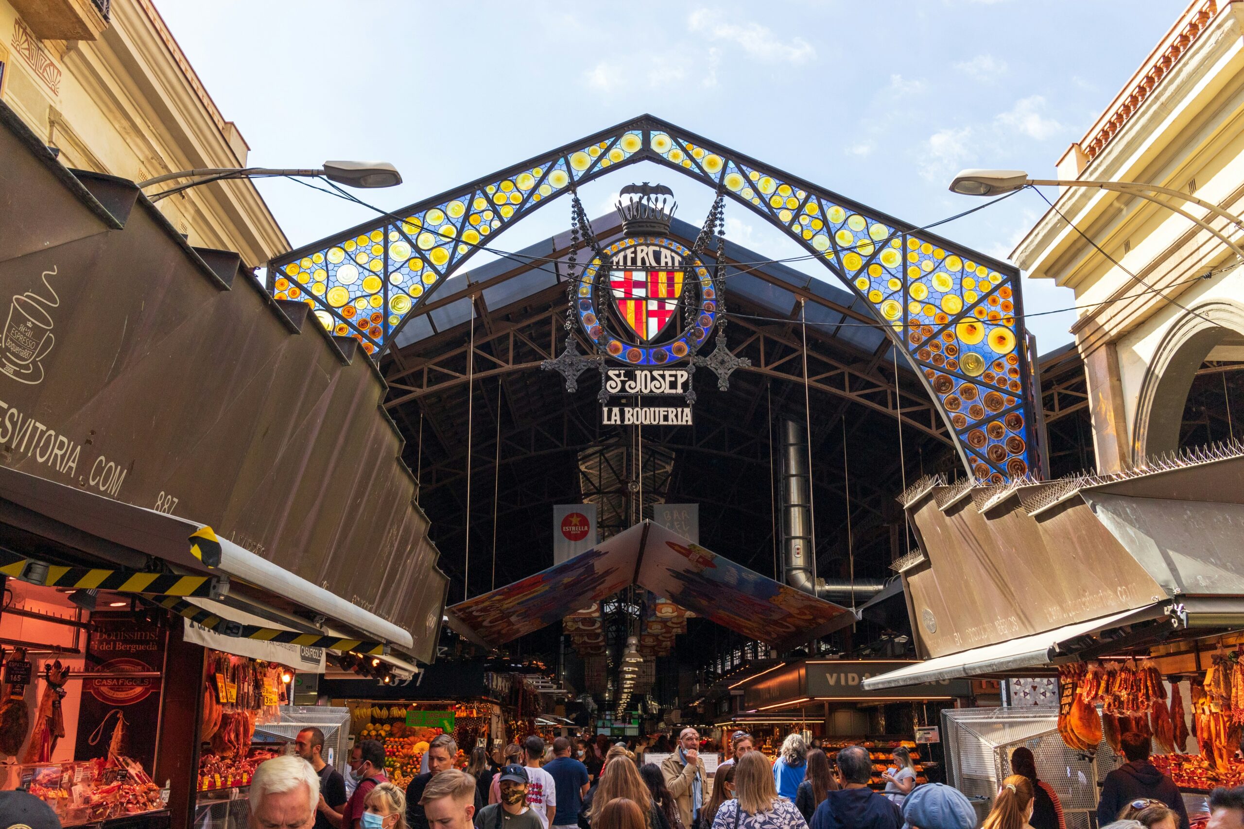 Descubre los mejores mercados locales para compras auténticas en Barcelona