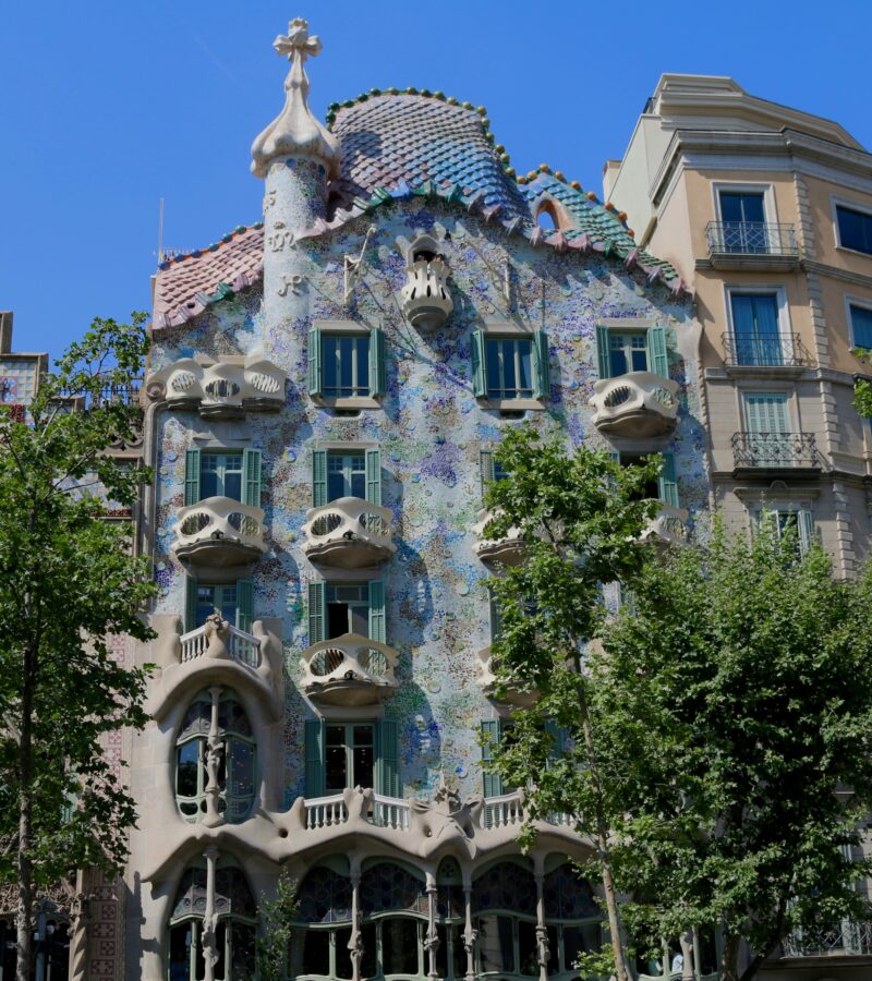 Guía de las Obras Maestras Arquitectónicas de Antoni Gaudí