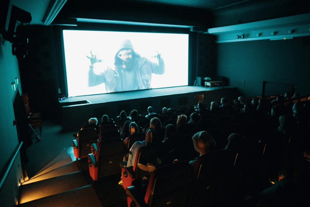 Público en una sala de cine viendo una película de terror durante Halloween
