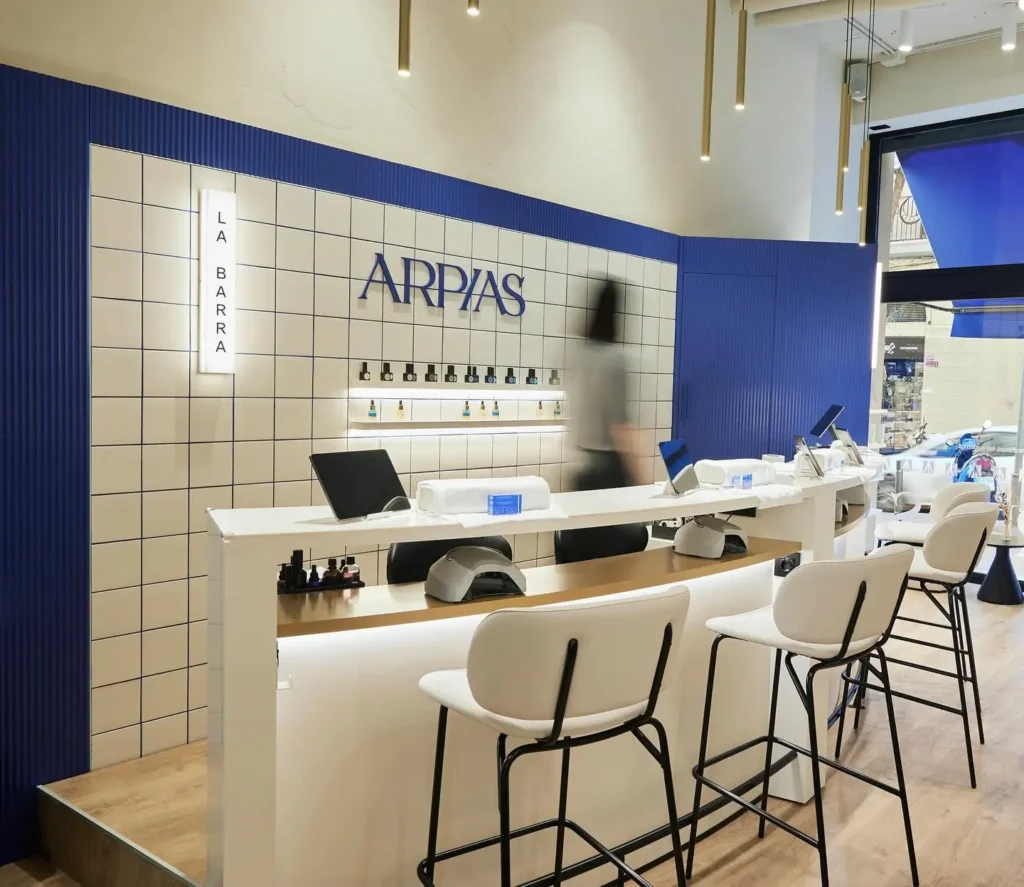 Interior del salón Arpías, con decoración moderna y minimalista, ofreciendo manicuras y pedicuras de calidad.