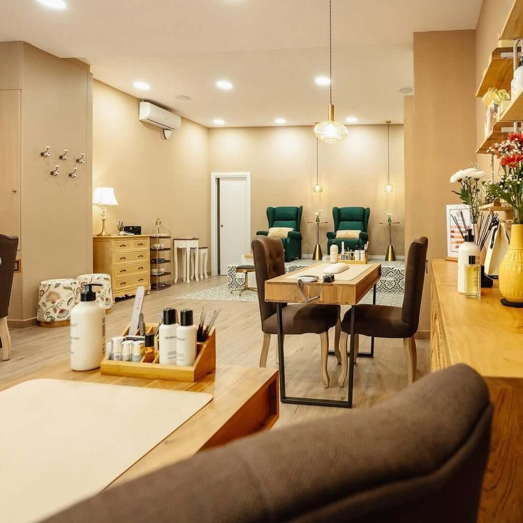 Espacio moderno y relajante del salón Bloom Nails Boutique, con decoración elegante y áreas para manicura y pedicura.