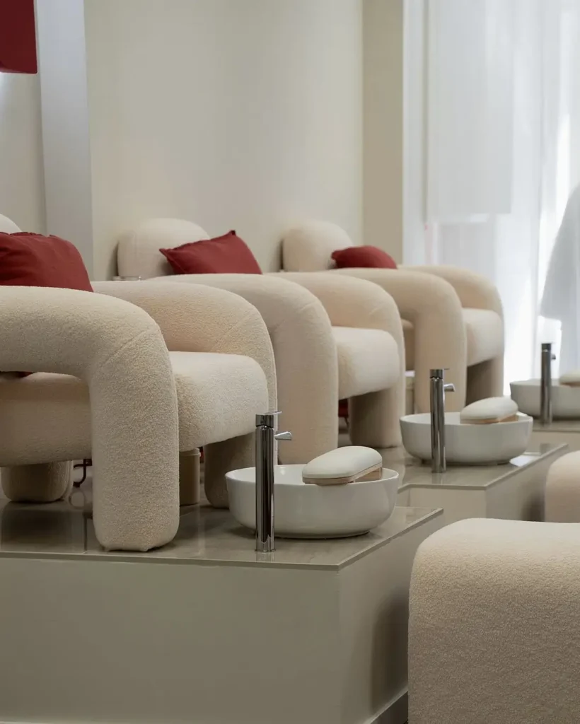 Detalle de una mano durante el proceso de manicura en un salón de belleza, con herramientas de alta calidad.