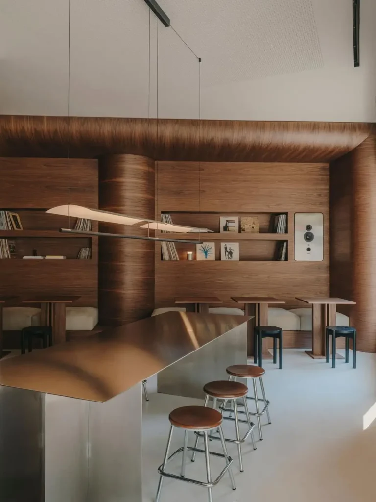 Espacio elegante de Jaç Café en Barcelona, con mobiliario de madera, decoración minimalista y ambiente tranquilo perfecto para leer o conversar.