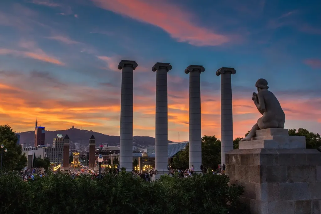 Atardecer desde Montjuïc con las cuatro columnas y vistas a la ciudad, un punto icónico durante las celebraciones de fin de año en Barcelona.