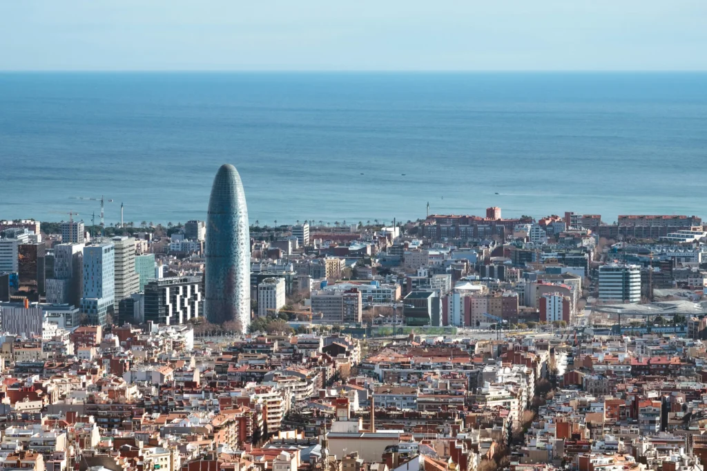 Panorámica de Barcelona con la Torre Agbar frente al mar Mediterráneo, una zona popular durante las celebraciones de Nochevieja.