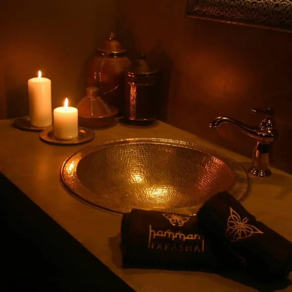 Вид на спокойное пространство хаммама с горящими свечами и полотенцами для тела, создающее расслабляющую и уютную атмосферу для наслаждения арабской баней в Барселоне.