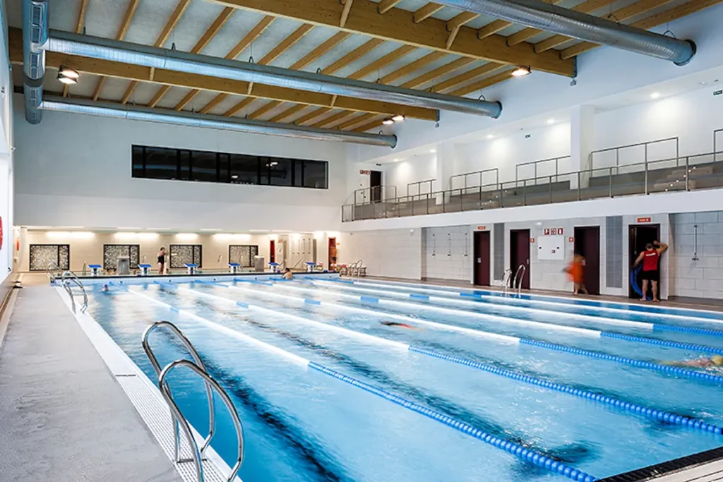 Piscina cubierta con carriles de natación en un centro deportivo de Barcelona, espacio amplio y luminoso ideal para nadar durante todo el año