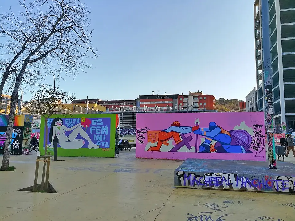 Murales de graffiti colorido en los Jardines de las Tres Chimeneas en Barcelona, con ilustraciones artísticas y espacio urbano al aire libre