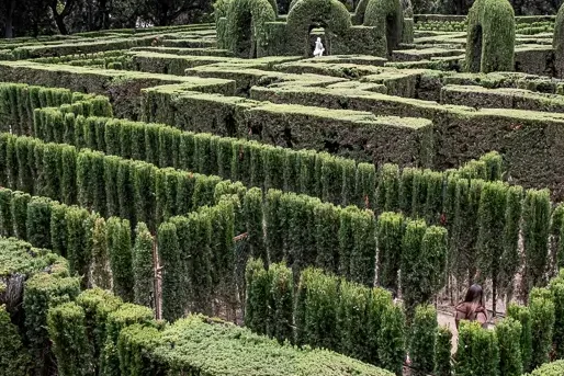Vista del Laberinto de Horta en Barcelona con sus setos geométricos, senderos verdes y jardines históricos rodeados de árboles.