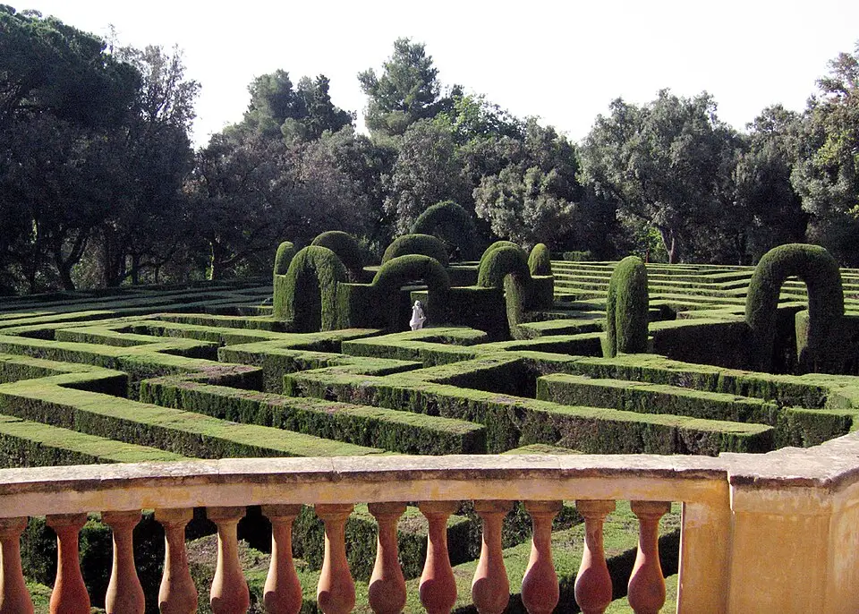 Vista del Parc del Laberint d’Horta en Barcelona con su famoso laberinto de setos verdes, jardines clásicos y entorno natural arbolado.