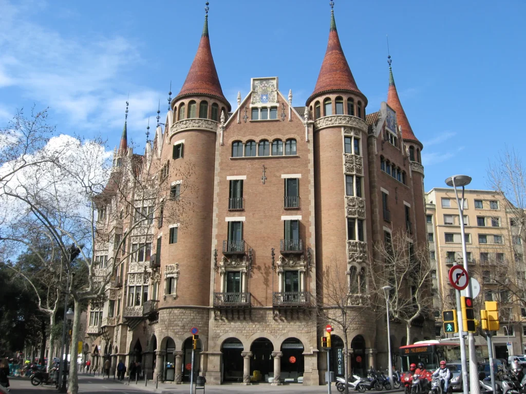 巴塞罗那尖顶屋（Casa de les Punxes）立面