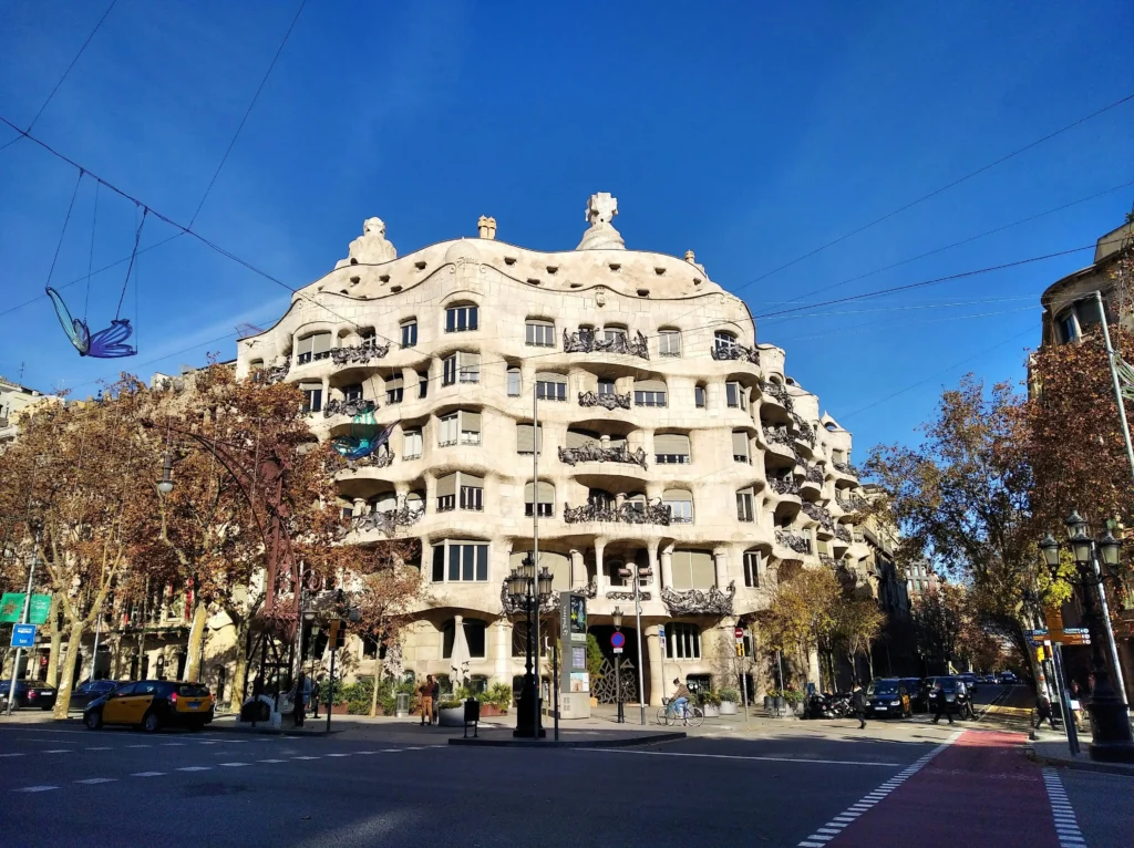 巴塞罗那米拉之家（La Pedrera）立面，带有铁艺阳台