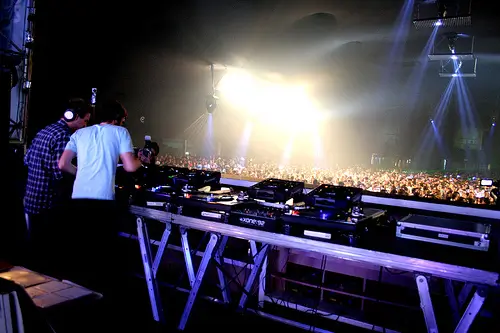 DJ während einer Show beim Sónar 2026 in Barcelona, ideale Veranstaltung für alle, die eine Unterkunft für das Sónar in der Nähe des Festivals suchen.