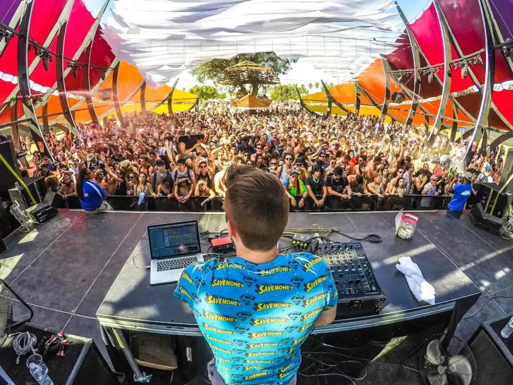 DJ, der vor dem Publikum beim Sónar 2026 in Barcelona auftritt. Ideal für alle, die eine Unterkunft für das Sónar in der Nähe des Festivals suchen, um es maximal zu genießen.