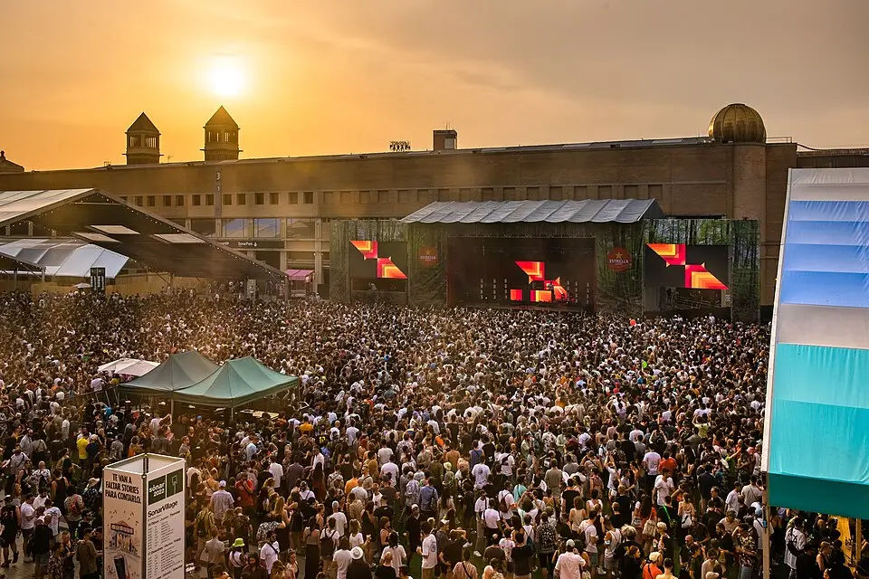 Blick auf das Sónar Village in Barcelona bei Sonnenuntergang, mit großem Publikumsandrang. Perfekt für alle, die eine Unterkunft für das Sónar in der Nähe des Festivals suchen.