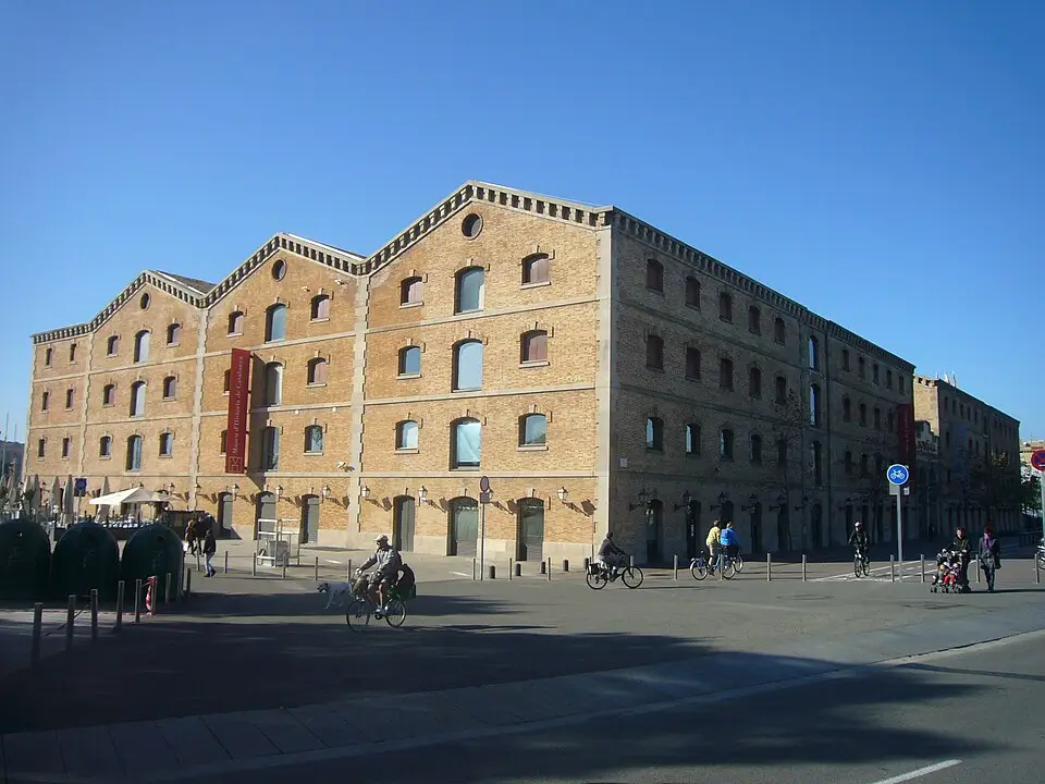 Fachada del Museu d'Història de Catalunya, ubicado junto al Port Vell y La Barceloneta en Barcelona, en un antiguo almacén portuario de ladrillo con amplias zonas peatonales y ciclistas alrededor.