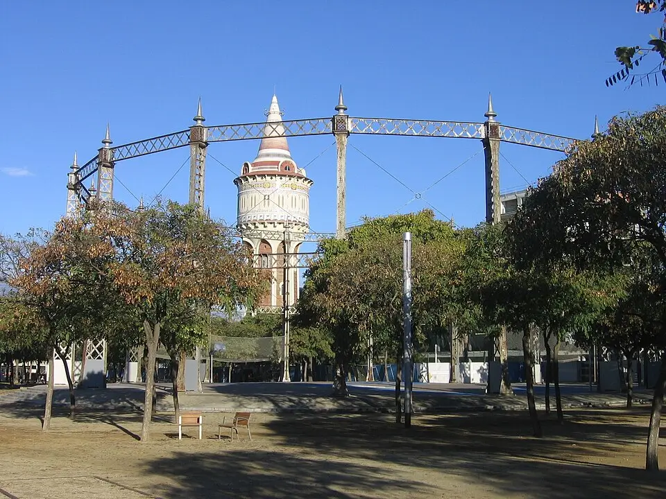 Vista del Parc de la Barceloneta con la histórica Torre de les Aigües al fondo, rodeada de árboles y espacios verdes en uno de los parques más emblemáticos del litoral de Barcelona.