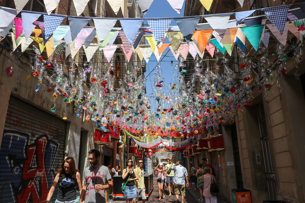 calles decoradas de Gràcia durante la Festa Major