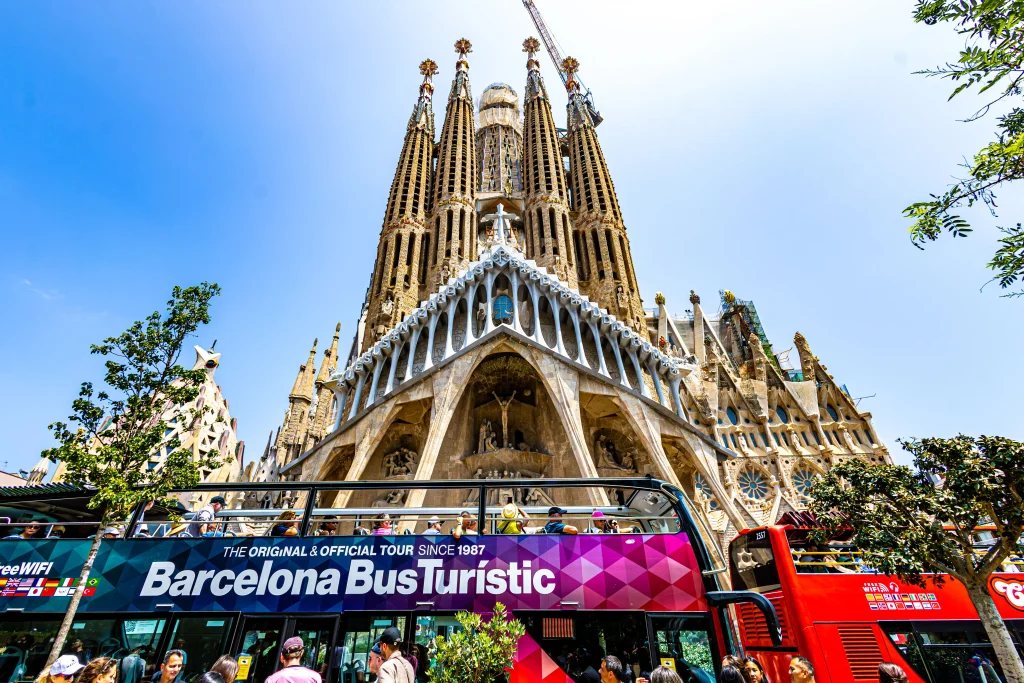 Barcelona Bus Turístic davanti alla Sagrada Família, uno dei monumenti più iconici di Barcellona.