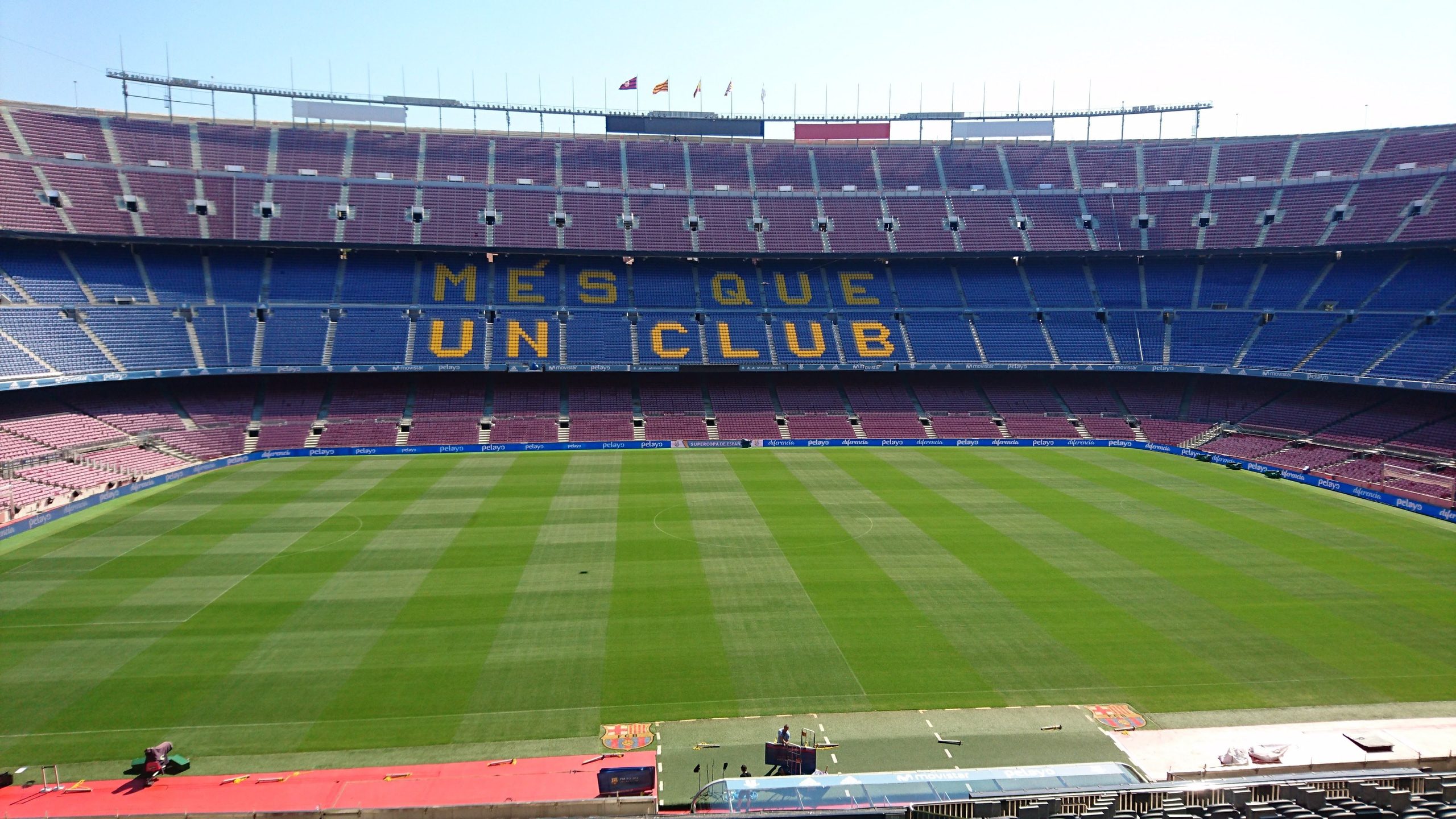Vista del campo da calcio e delle tribune all'interno del Camp Nou, stadio del FC Barcelona.
