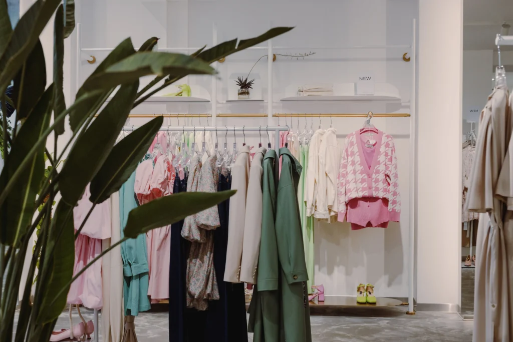 Intérieur d’une boutique de vêtements moderne avec des pièces colorées et une décoration minimaliste à Barcelone.