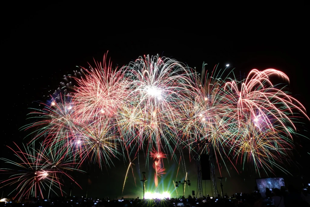 Spectacle de feux d'artifice lors d'une fête nocturne à Barcelone.