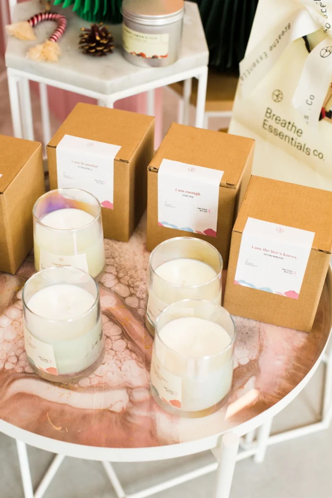 Bougies parfumées artisanales présentées avec des boîtes en kraft dans une boutique indépendante de Barcelone.