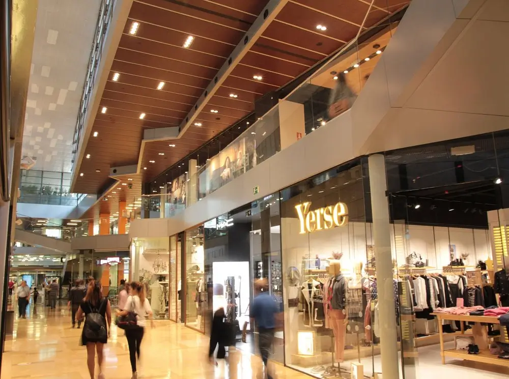 Interior del centro comercial L’illa Diagonal en Barcelona, con tiendas y zonas de paso