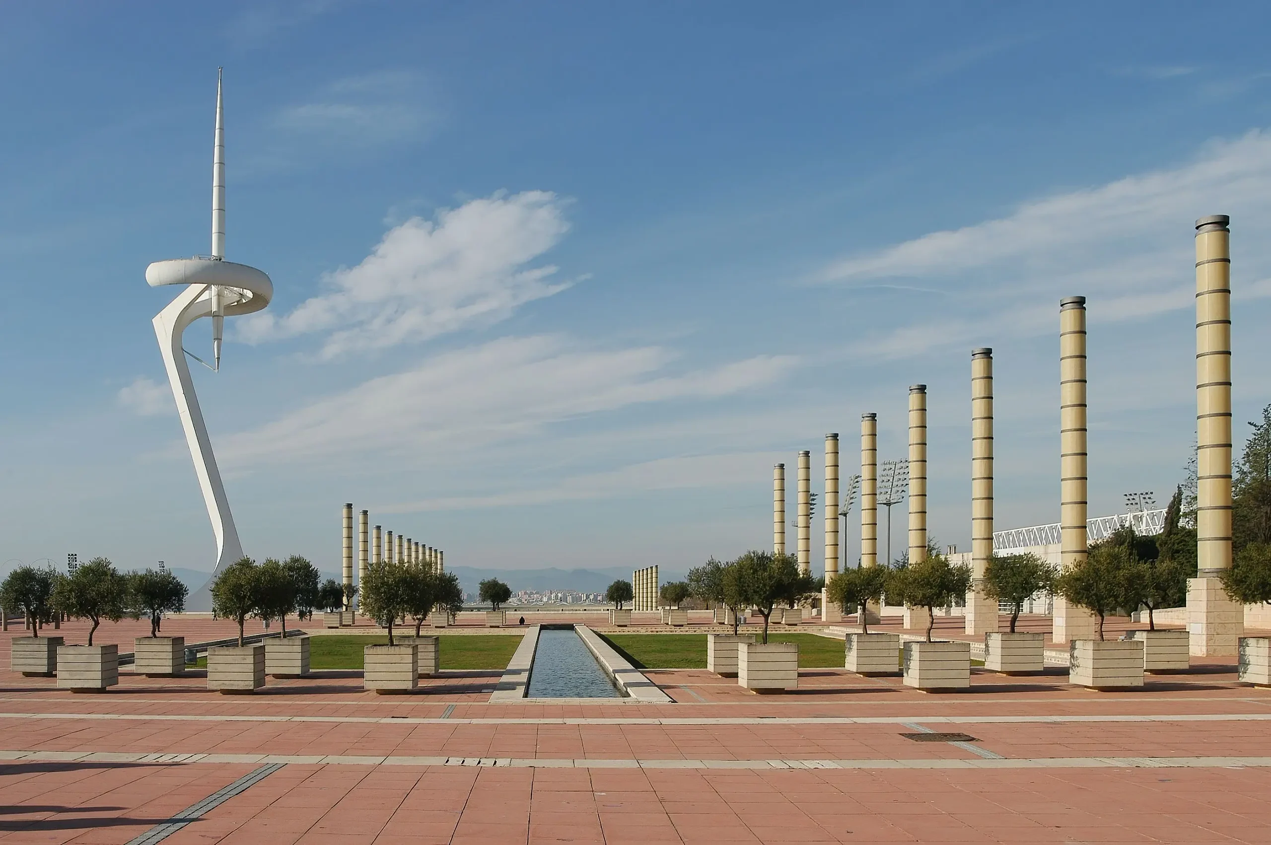 Parco Olimpico di Montjuïc a Barcellona con l'iconica torre delle telecomunicazioni e la spianata olimpica.