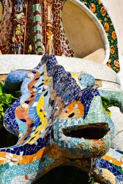 Colorata scultura della lucertola in mosaico del Park Güell, una delle opere più famose di Antoni Gaudí a Barcellona.