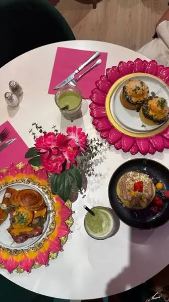 Colourful brunch dishes and handcrafted drinks served at The Rosalia in Barcelona, featuring creative presentation in a stylish floral setting near Port Fòrum.