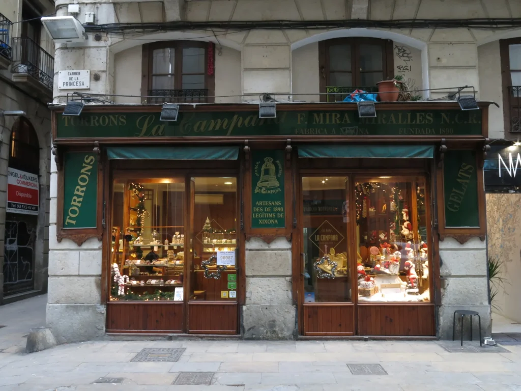 Façade traditionnelle de Torrons La Campana sur le Carrer de la Princesa, dans le quartier d’El Born à Barcelone.
