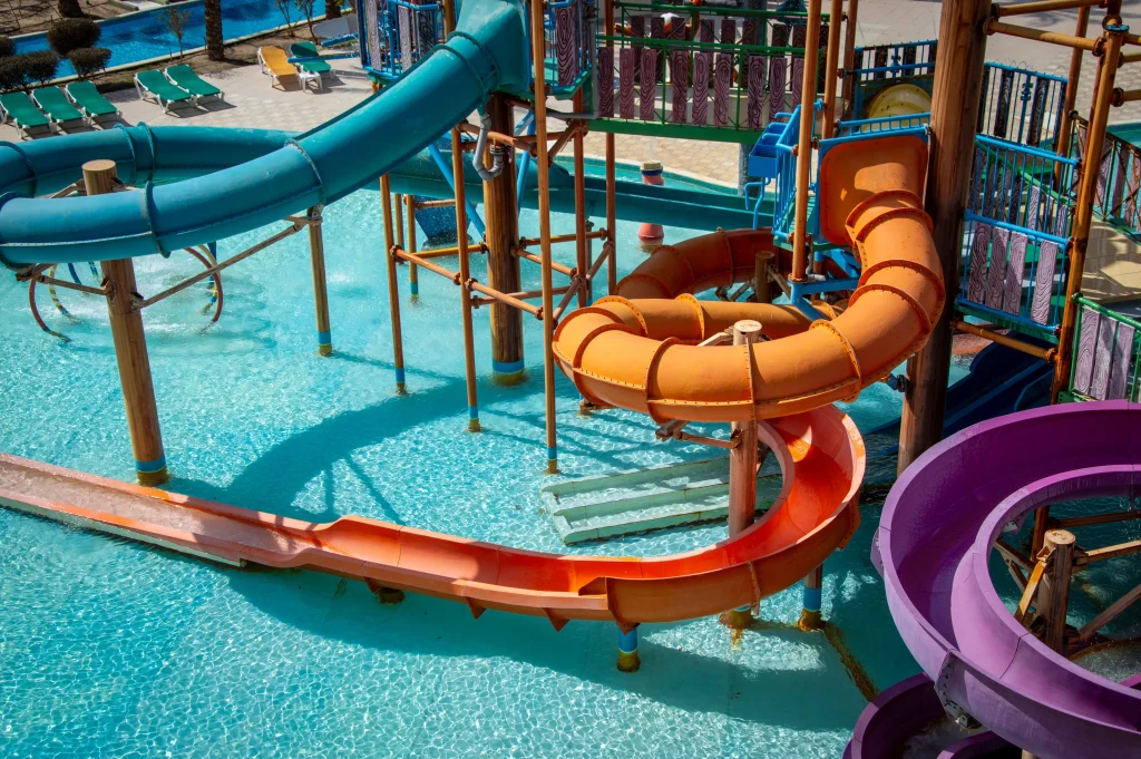 Scivoli acquatici colorati e piscine in un parco acquatico per famiglie vicino a Barcellona.