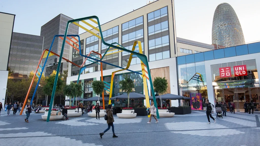 Zona exterior del centro comercial Westfield Glòries en Barcelona, con la Torre Glòries al fondo