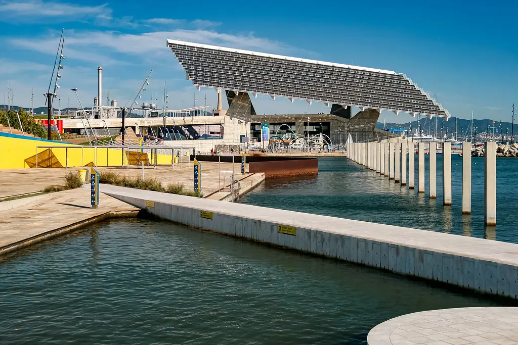 Zona de Banys del Fòrum in Barcelona, featuring its seawater bathing area, modern waterfront architecture and views of Port Fòrum along the Mediterranean coast.