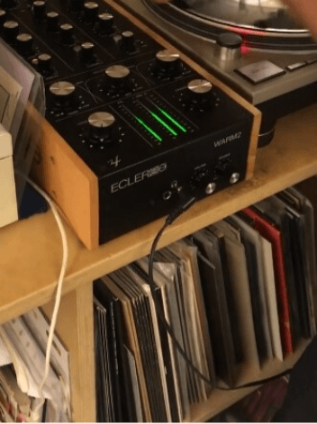 Schallplatten und DJ-Equipment im Plattenladen Discos Paradiso in Barcelona