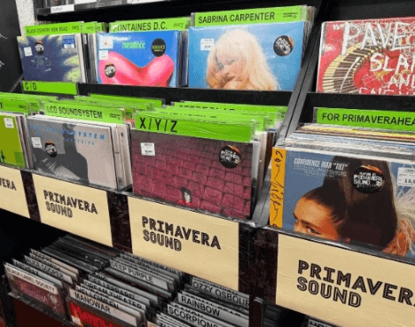 Auslage bei Revólver Records mit Schallplatten von Künstlern, die beim Primavera Sound auftreten